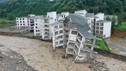 İnanılır gibi değil! Düzce'de dere yatağına yapılan sitedeki 5 katlı binaların son hali: Sel götürdü!