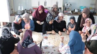 İşitme engelli kadınlar,  ihtiyaç sahiplerinin yüzünü güldürmek için kolları sıvadı