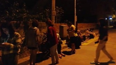 İstanbul'da da hissedildi! Balıkesir'de peş peşe deprem: Halk geceyi sokakta geçirdi
