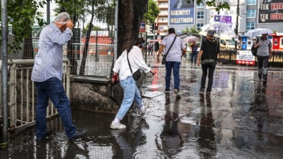 İstanbul'da sağanak ağaçları devirdi,  kazalar meydana geldi: Bugün 27 ilde kuvvetli yağmur var,  meteoroloji uyardı