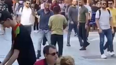 Kadıköy'de satırlı adam dehşeti: Yoldan geçenleri tehdit etti