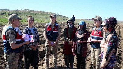 Kadın komutanlar,  tarlada çalışan hemcinslerine KADES'i anlattı