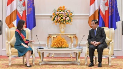 Kamboçya Başbakanı Hun Sen,  Büyükelçi Ünlü'ye Kraliyet nişanı tevcih etti
