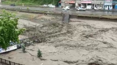 Karadeniz'de sel! Anons üstüne anons yapılıyor: Yüksek yerlere çıkın