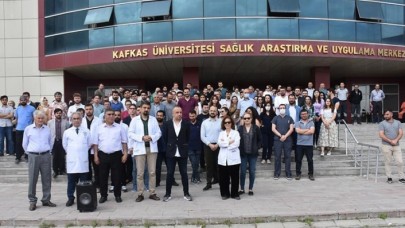 Kars'ta doktorun bıçakla yaralanmasına meslektaşları tepki gösterdi