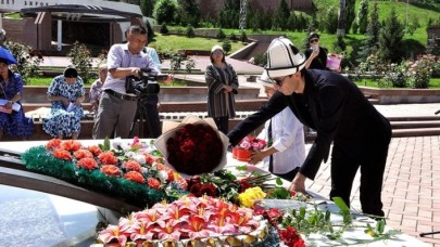 Kırgız yazar Cengiz Aytmatov,  Bişkek'teki kabri başında anıldı