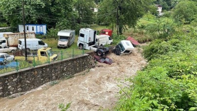 Korkulan oldu: Zonguldak'ta sağanak nedeniyle Çaydamar Deresi taştı,  araçları sel götürdü,  evleri su bastı