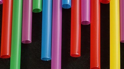 Kullanım süresi birkaç dakikalık plastikler doğada yüzyıllarca kalabiliyor