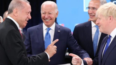 NATO zirvesine damga vuran sohbet: Boris Johnson'ın Cumhurbaşkanı Erdoğan'a söylediği söze Biden kahkaha attı