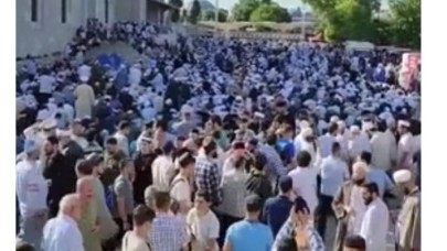 Binlerce kişi Fatih Camii'ne akın etti! İsmailağa cemaati lideri Mahmut Ustaosmanoğlu son yolculuğuna uğurlanıyor