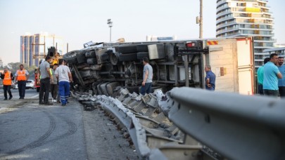 Otoyolda arızalanan İETT otobüsüne çarpan meyve yüklü kamyon devrildi: Trafik durdu