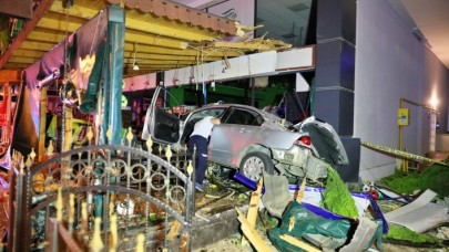 Samsun'da otomobil şarküteriye girdi: Hasan Tiryakioğlu ve Yunus Emre Nacaroğlu öldü