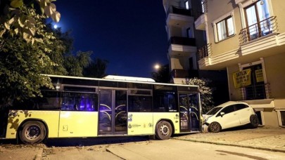 Sancaktepe’de İETT otobüsü kontrolden çıkarak otomobile çarptı