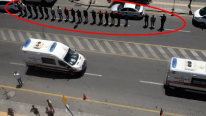 Şehitlerin naaşlarının geçişi sırasında caddedeki polisler ve vatandaşlar selama durdu