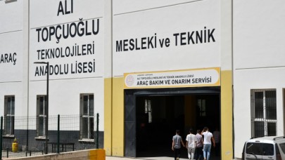 Tamirciliği öğrendikleri okulda her gün 30 aracın bakım ve onarımını yapıyorlar