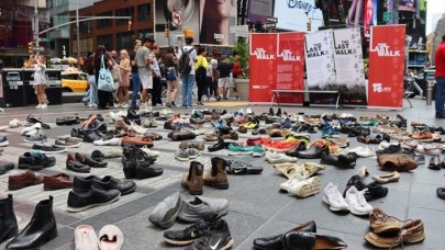 Times Meydanı'na 15 Temmuz şehitleri anısına 251 çift ayakkabı konuldu