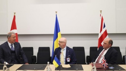 Türkiye,  İngiltere ve Ukrayna Savunma bakanları,  üçlü toplantıda bir araya geldi