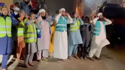 Yangını söndürmek için ezan okudular!