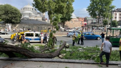 Yolda yürürken üzerlerine devrildi: Beyoğlu'nda turistler neye uğradığını şaşırdı