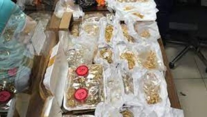 Yürüyen kuyumcu! İstanbul'da Suriyeli kişinin aracından kilolarca altın çıktı