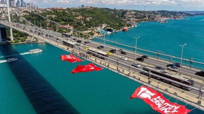 15 Temmuz Şehitler Köprüsü'ne Türk bayrağı asıldı