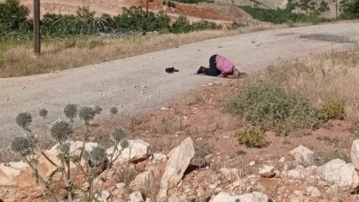 27 yıl sonra tam o noktada! Gözyaşları içinde namaz kıldı,  altından acı bir hikaye çıktı