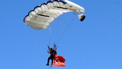 Adrenalin tutkunu Avusturalyalı sporcu Türk bayrağıyla atlayış yaptı