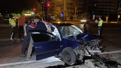Alanya'da otomobil direğe çarptı: Uğur Hakan Barlin öldü,  yanındaki 3 kadın yaralandı