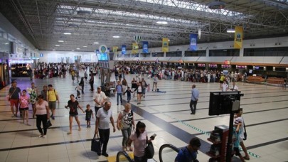 Antalya Havalimanı bayramın ilk günü 1034 uçak trafiğiyle rekor tazeledi