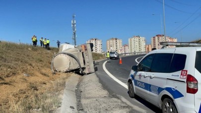 Başakşehir'de devrilen beton mikserinin şoförü ağır yaralandı