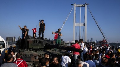 'Bir millet düşünün ki Türkiye aşkına leke sürülmesin diye darbecilere göğsünü siper etmiş'