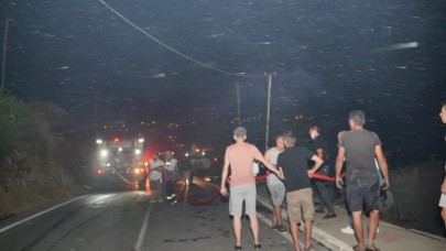 Çeşme'de büyük yangın: Antik kenti sardı,  evler ve restoranlar boşaltıldı