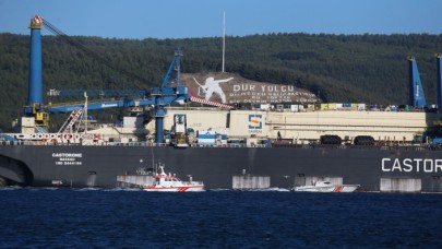 Derin denizde boru indirme işlemi yapacak gemi Çanakkale Boğazı'ndan geçti