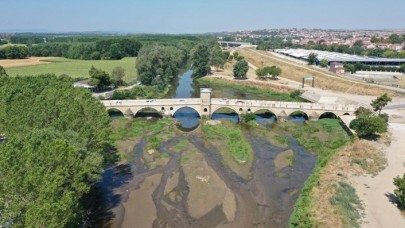 Edirne'de sıcak hava nedeniyle debisi düşen Tunca ve Meriç nehirleri dip seviyede akıyor
