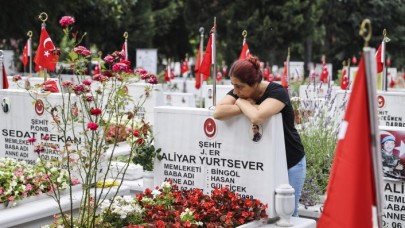 Edirnekapı Şehitliği'nde bir bayram sabahı: Hüzünlü bayramlaşma