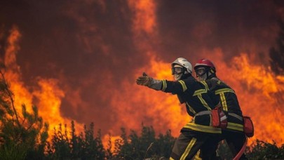 Fransa'da yangınların koku ve dumanı Paris'e kadar ulaştı
