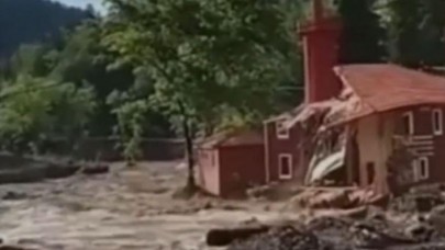 Geçen yıl selde yıkılan caminin yenisi aynı yere yapıldı,  yine yıkıldı