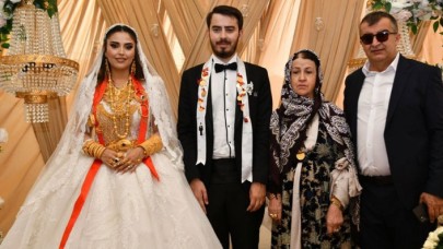Hakkari'de Pinyanişi aşiretinin düğününde bakın kaç kilo altın ve kaç milyon lira takıldı? Gelin Büşra Çallı ile damat Melih Çallı halayda zorlandı