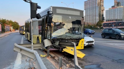 İETT otobüsü bariyere ok gibi saplandı