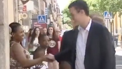 İspanya başbakanının siyahi kadınla tokalaştıktan sonra yaptığı hareket gündem oldu