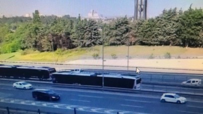 İstanbul'da arızalanarak yolda kalan metrobüslere bir yenisi daha eklendi