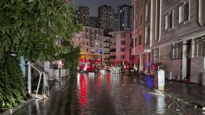 İstanbul'da gök gürültülü sağanak sürüyor: Pek çok ilçede su baskını