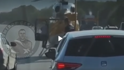 İzmir'de trafiğin ortasına inen gizemli helikopter,  bir kişiyi alıp uzaklaştı