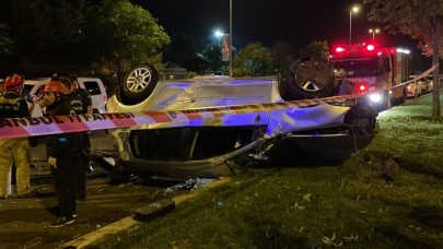 Kartal'da Hüsniye Tuna'nın kontrolünü kaybettiği otomobil,  ağacı yerinden sökerek takla attı