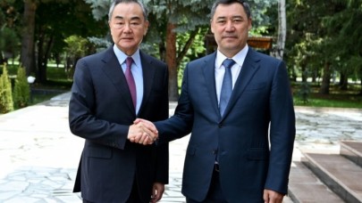 Kırgızistan Cumhurbaşkanı Caparov,  Çin Dışişleri Bakanı Vang ile görüştü