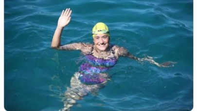 Manş Denizi'ni yüzerek geçen Aysu Türkoğlu adını tarihe yazdırdı