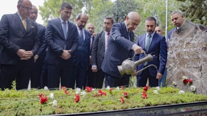 MHP Genel Başkanı Bahçeli,  Alparslan Türkeş'in kabrini ziyaret etti
