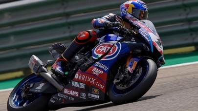 Milli motosikletçi Toprak Razgatlıoğlu,  İngiltere'de birinci oldu