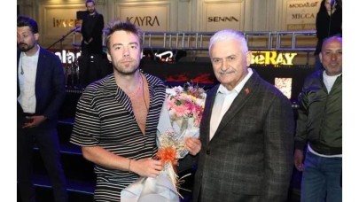 Murat Dalkılıç'ı beklerken sürpriz yapıp sahneye çıkan Binali Yıldırım türkü söyledi