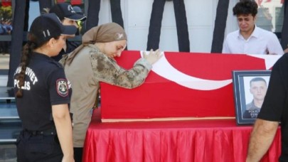 Özel harekat polisi Ferhat Özer'e en acı veda! Yaralı eşi bir an olsun cenazenin yanından ayrılmadı